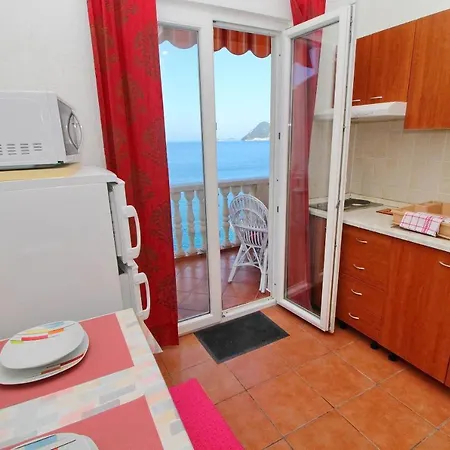 Filipovic - One-bedroom With Balcony And Sea View Apartmán *